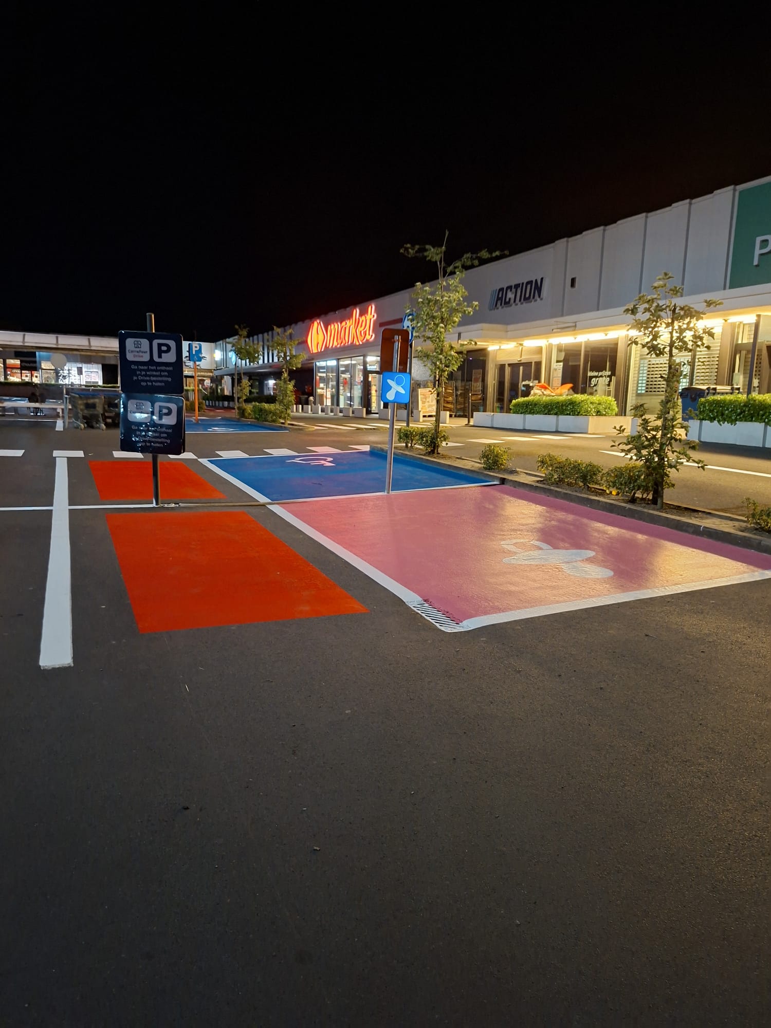 Kleurrijke thermoplast-markering op een retail-parking, nachtwerk