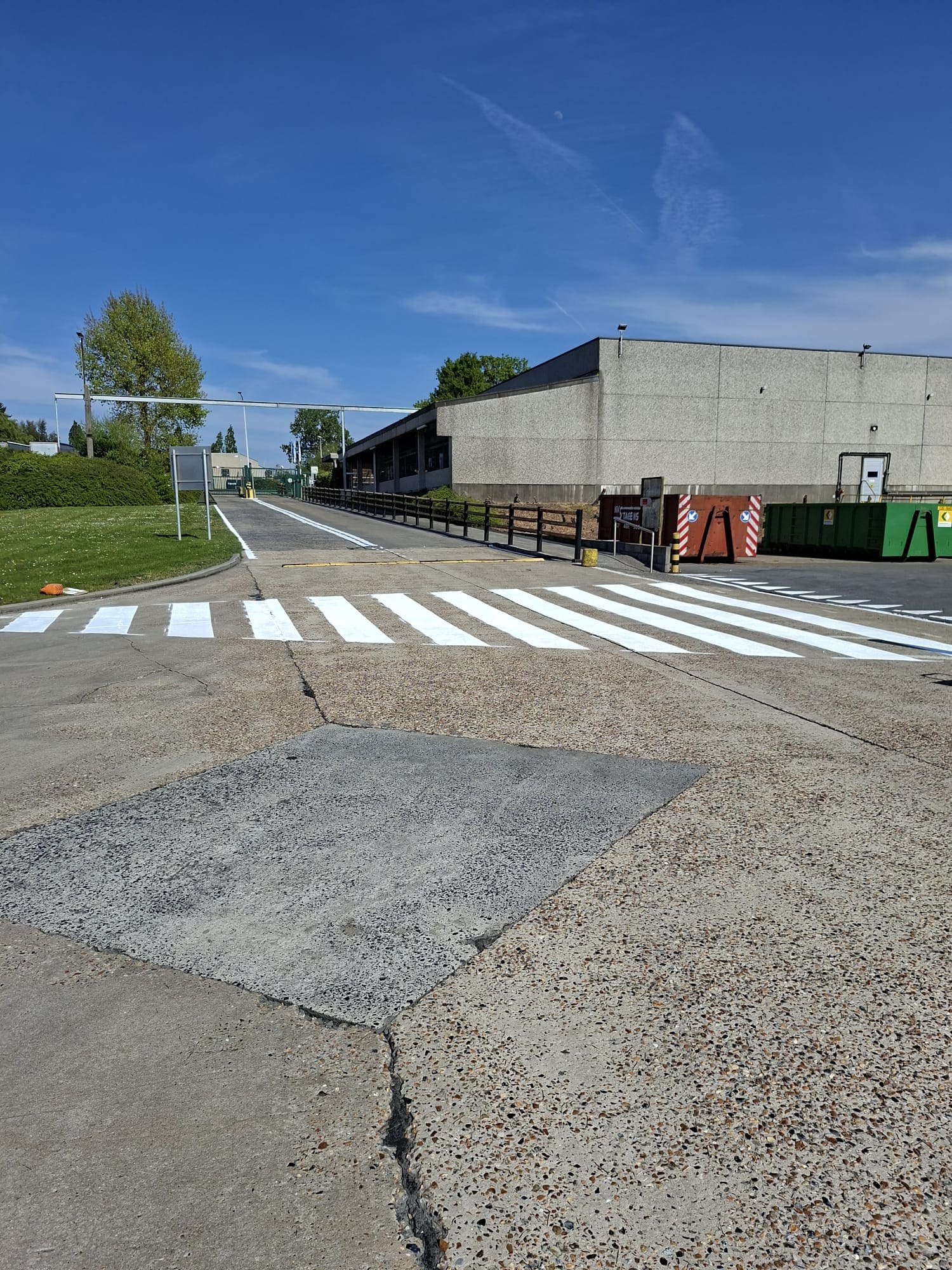 Vers wit zebrapad in wegenverf op een industrieterrein